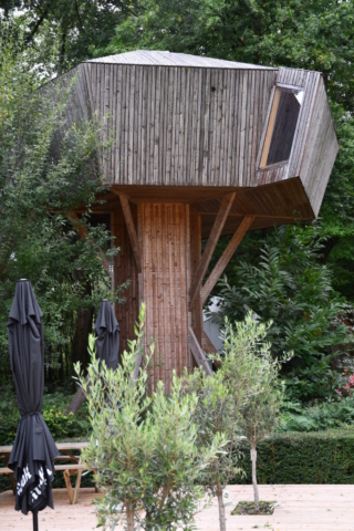 11.De Arbre, een boomhut 6 meter boven de grond, is een van de tien lodges