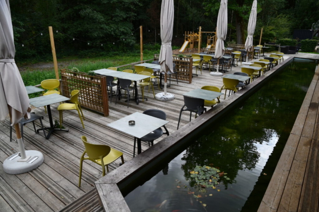 15.Bij mooi weer kan je op het ruime terras met vijver eten