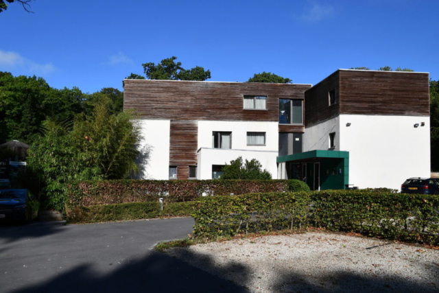 3.De architectuur is strak, functioneel en in harmonie met de natuur
