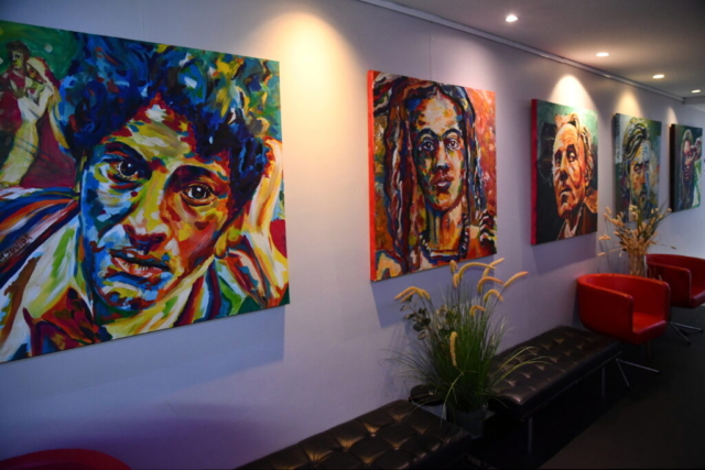 4.Michel Duquaine stelt zijn werken tentoon in een kunstgallerij