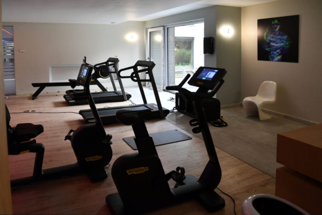 6…. een fitnessruimte..