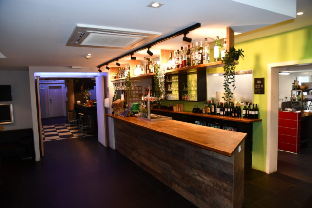 7…een bar…